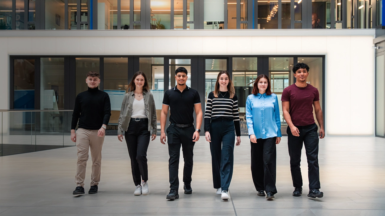 Auszubildende von Fresenius gehen zusammen. 