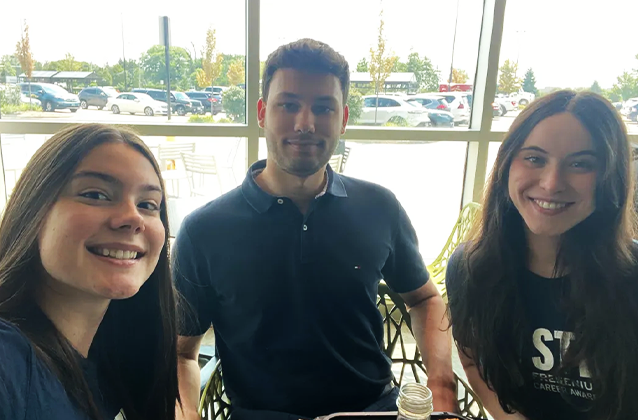 Foto von Nicolas Winter mit anderen Studenten