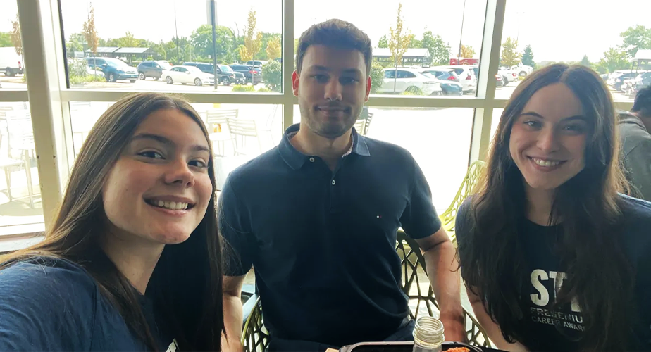 Foto von Nicolas Winter mit anderen Studenten