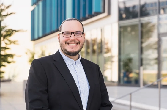 Dualer Student Jonathon lächelt in die Kamera. 