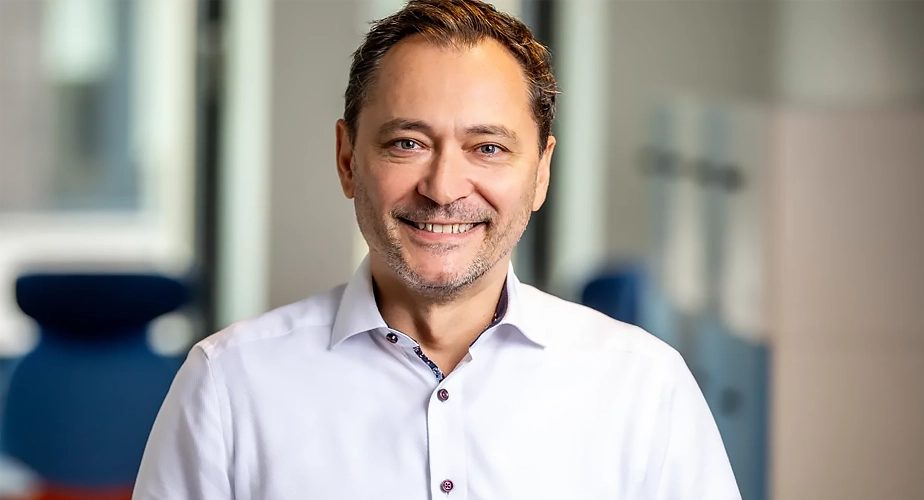 Edward Aston lächelt in die Kamera. 