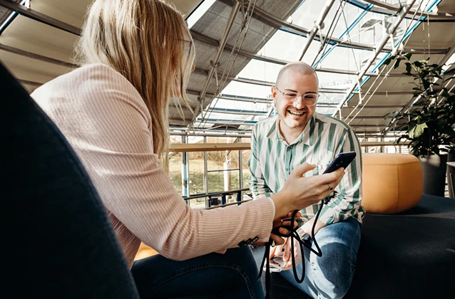 Foto von zwei Personen, die miteinander sprechen