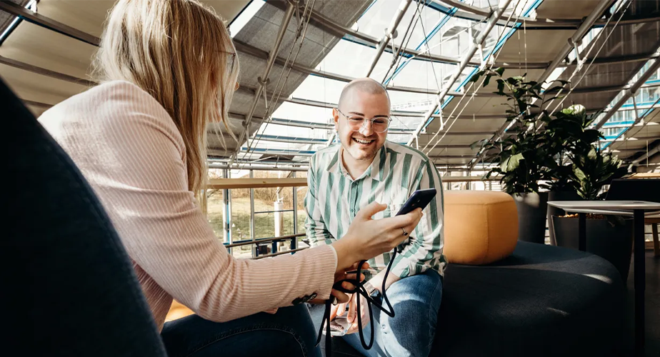 Foto von zwei Personen, die miteinander sprechen
