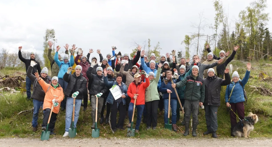 Zwei Personen reden mit einander, eine Person lächtelt und gestukuliert mit den Händen. 